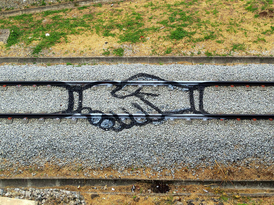 train-tracks-railway-portugal-street-art-artur-bordalo-1