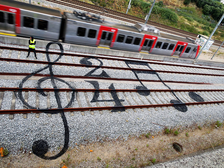 train-tracks-railway-portugal-street-art-artur-bordalo-2
