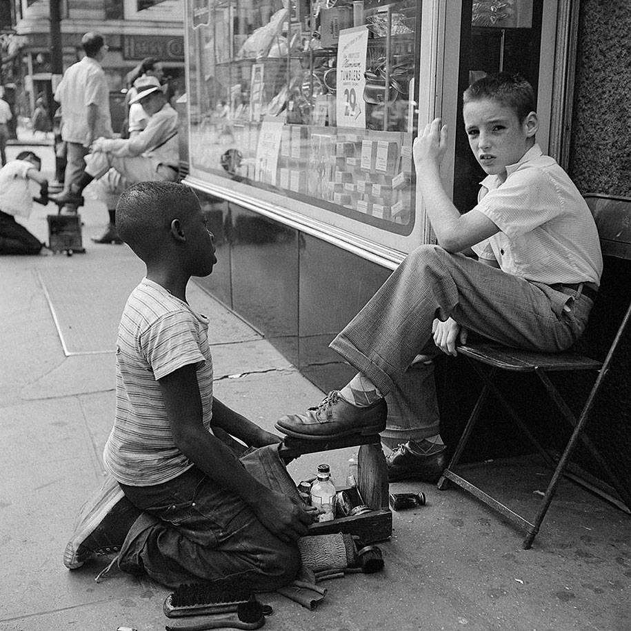 new york chicago street photography vivian maier 32 - Fotos perdidas de Vivian Maier do dia a dia americano nas décadas de 50 e 60