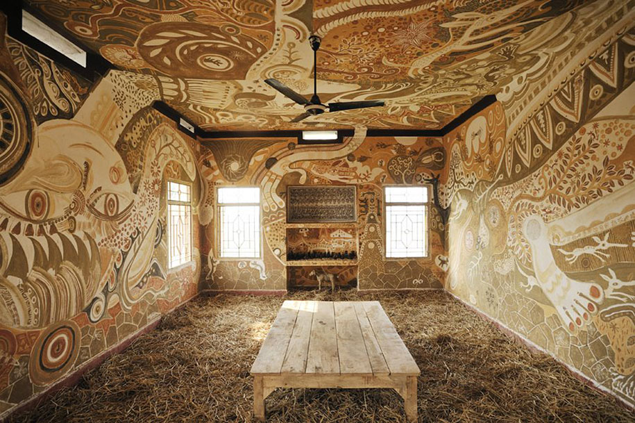 Extraordinary Mud Paintings Decorate An Entire Classroom To Bring Art