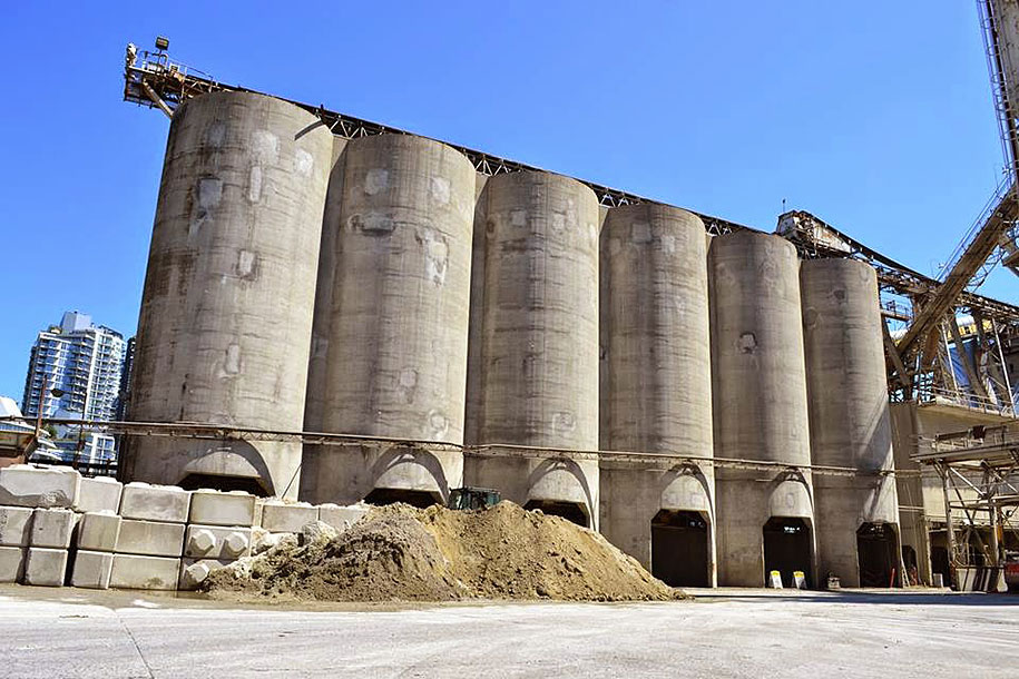 giants-industrial-silos-graffiti-os-gemeos-7