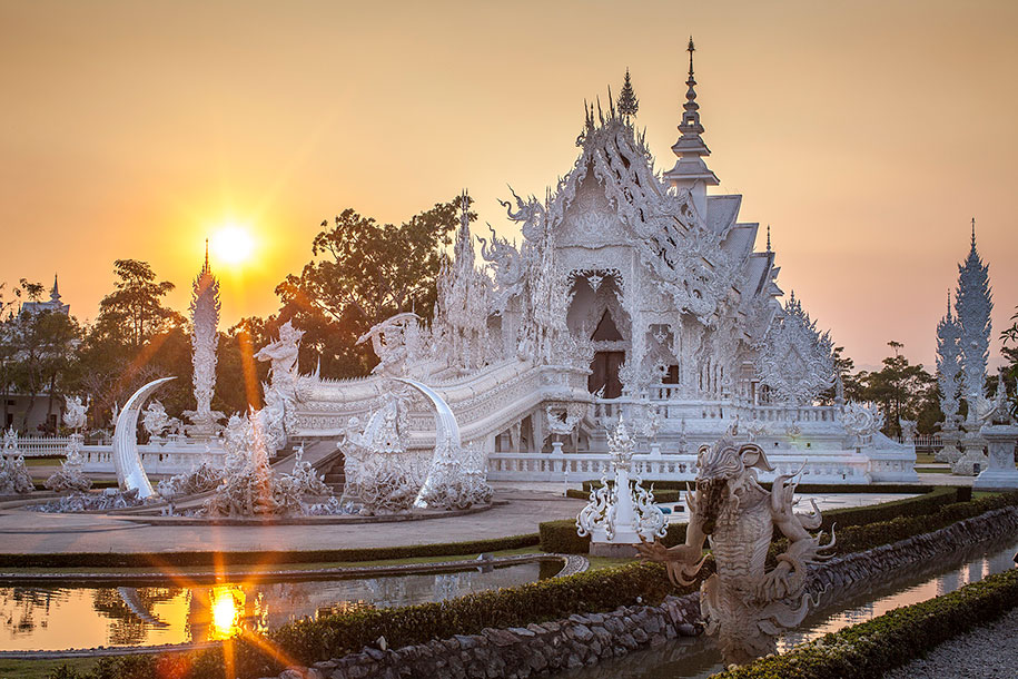 white temple wat rong khun buddhist thailand architecture 1 - Templo branco na Tailândia parece um conto de fadas