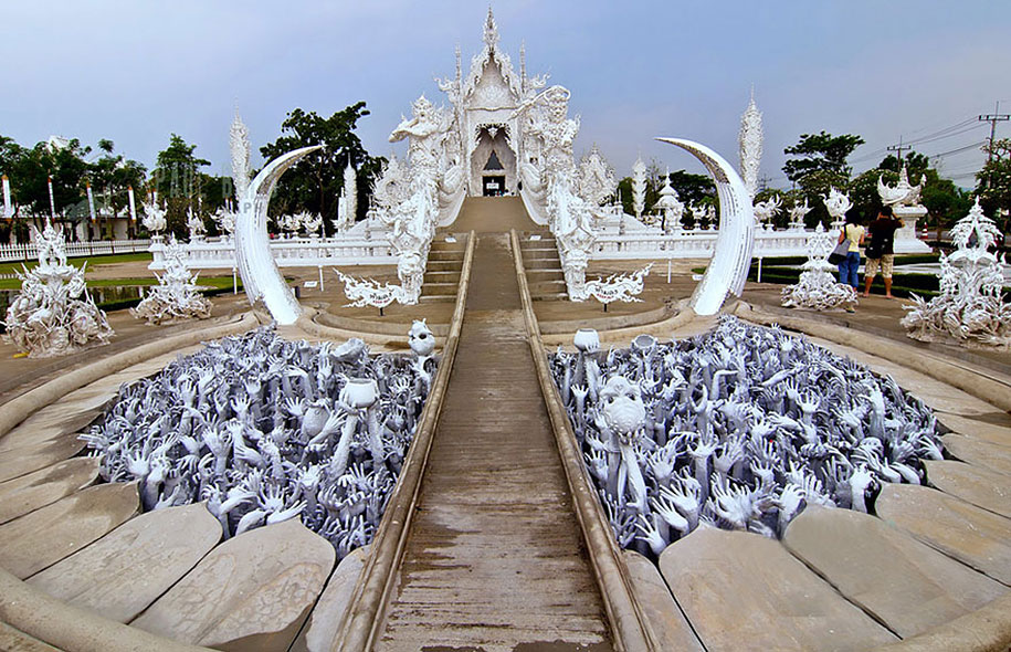 white temple wat rong khun buddhist thailand architecture 12 - Templo branco na Tailândia parece um conto de fadas