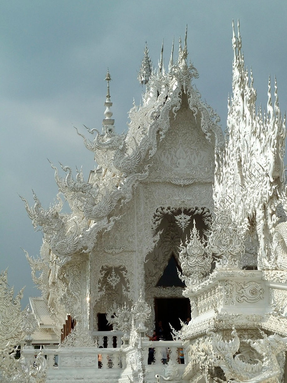 white temple wat rong khun buddhist thailand architecture 2 - Templo branco na Tailândia parece um conto de fadas