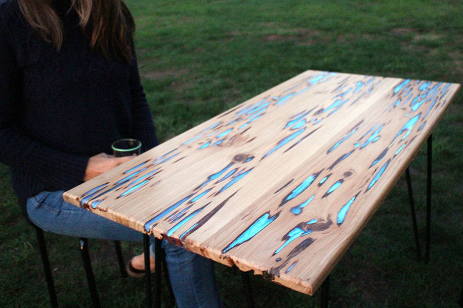Awesome DIY Table With Glow-In-The-Dark Resin