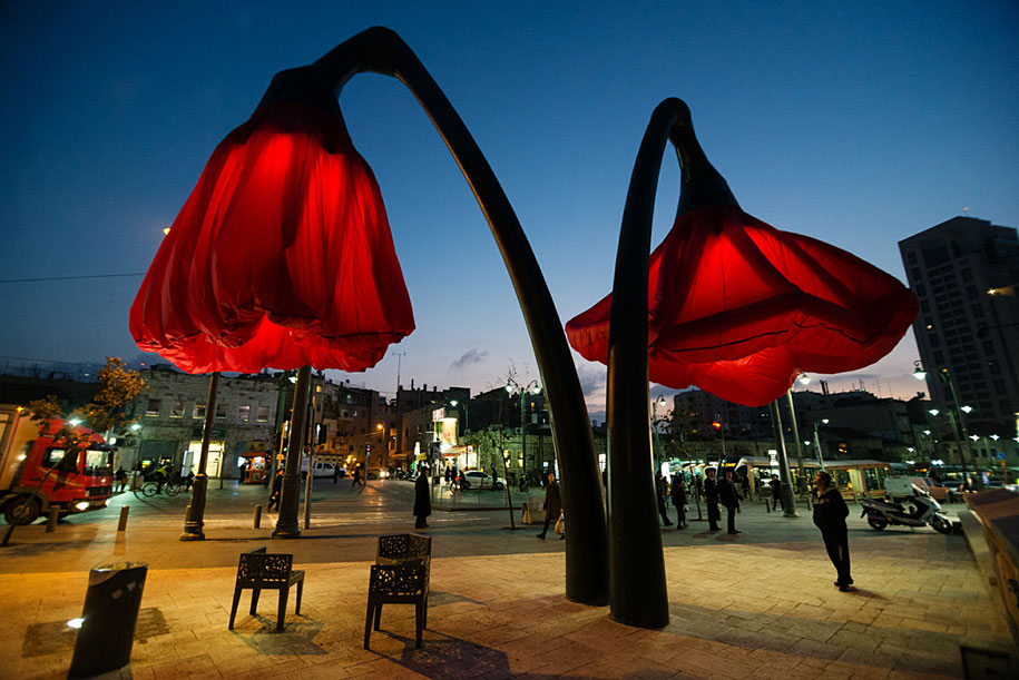 motion-activated-inflating-flowers-warde-hq-architects-jerusalem-4