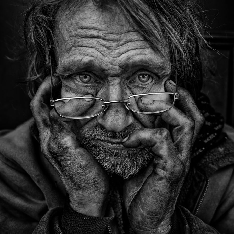 black white homeless portraits lee jeffries 7 - Projeto fotográfico de pessoas que vivem nas ruas
