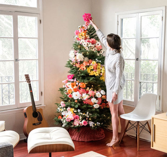 People Use Flowers To Decorate Their Christmas Trees And