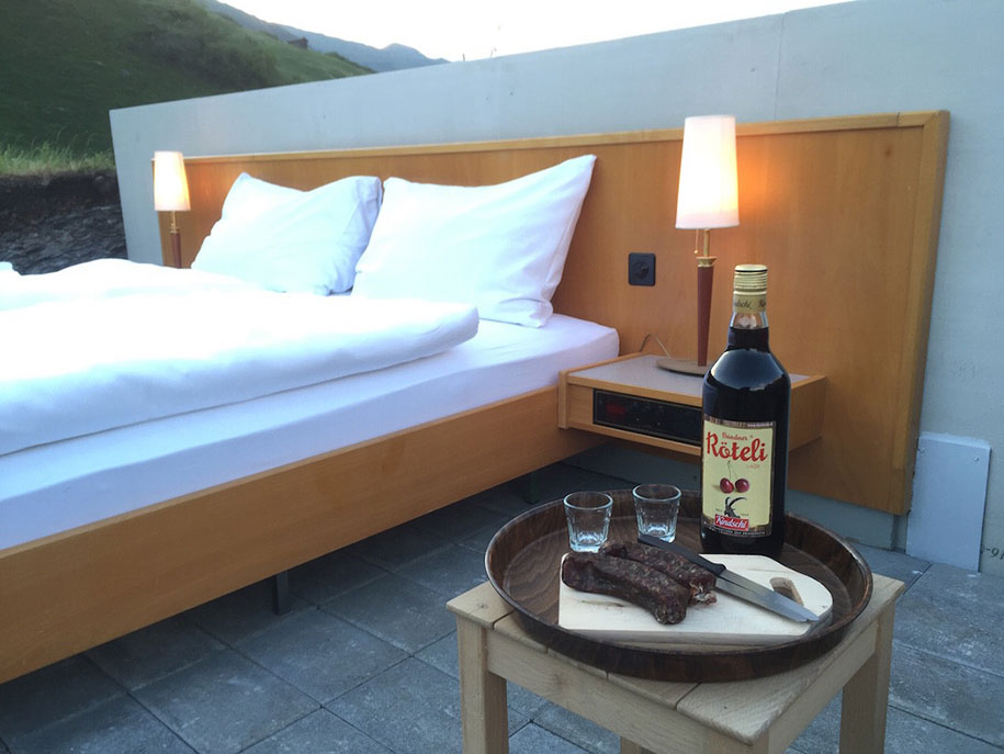 mountain bed suite swiss alps null stern hotel 5 - Dormir literalmente ao ar livre nos Alpes suíços vendo as estrelas