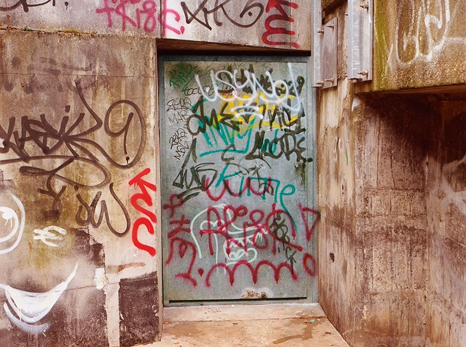 painting-over-graffiti-removing-tags-street-art-mathieu-tremblin-16