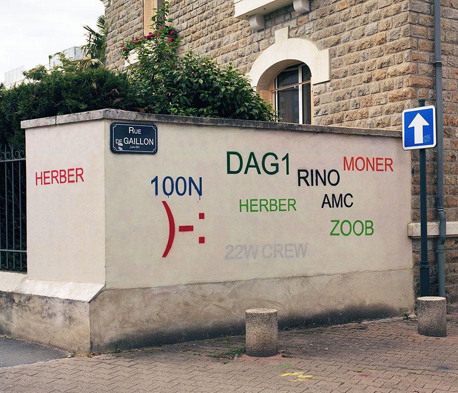 painting-over-graffiti-removing-tags-street-art-mathieu-tremblin-9