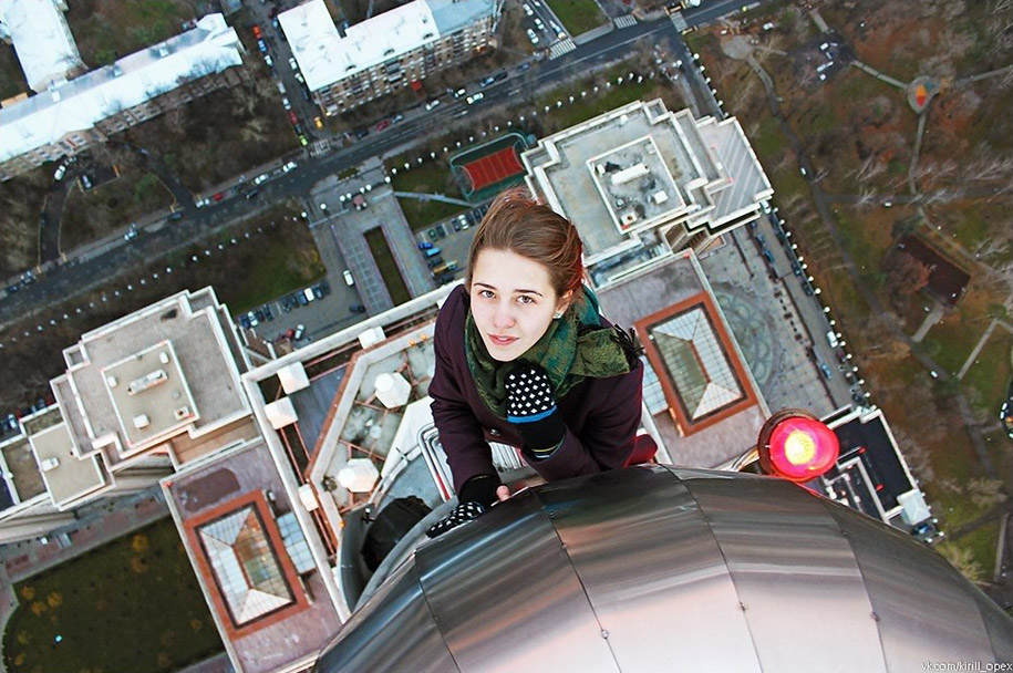 risky dangerous selfies russia angela nikolau 56 - "Eu rio na cara do perigo" Menina russa faz as selfies mais imprudentes
