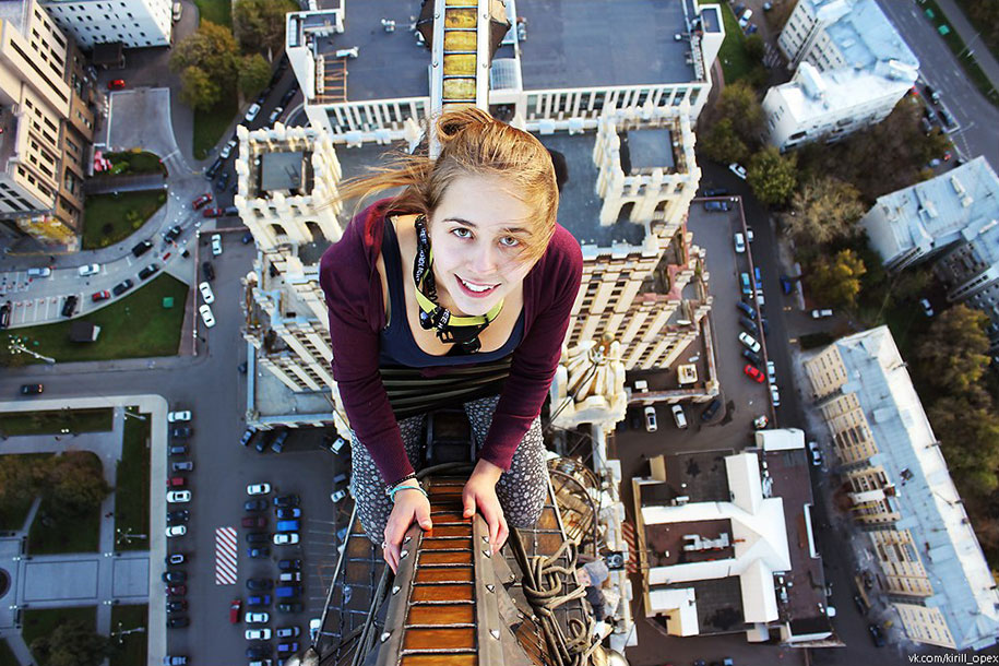 risky dangerous selfies russia angela nikolau 61 - "Eu rio na cara do perigo" Menina russa faz as selfies mais imprudentes