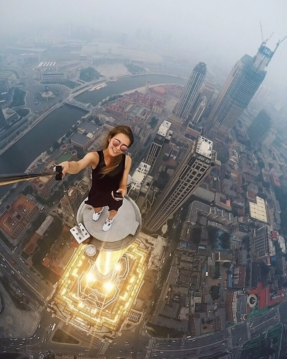 risky dangerous selfies russia angela nikolau 8 - "Eu rio na cara do perigo" Menina russa faz as selfies mais imprudentes