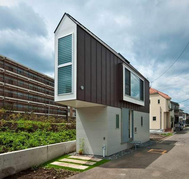 This Narrow House In Japan Looks Tiny Only From Outside