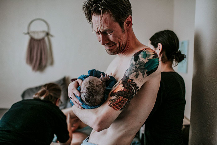 10+ Powerful Shots Of Delivery Room Dads That Will Make ...