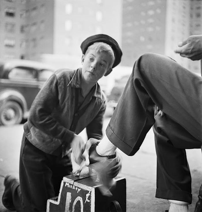 59ad11121aafa vintage photographs new york street life stanley kubrick 59a925d883b2d  700 - Fotos de Stanley Kubrick com 17 anos revela que ele sempre foi um gênio
