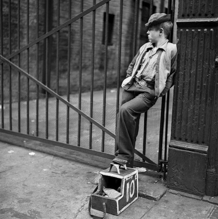 59ad1116a4b3d vintage photographs new york street life stanley kubrick 59a91f64df85b  700 - Fotos de Stanley Kubrick com 17 anos revela que ele sempre foi um gênio