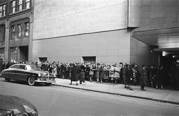59ad111a78f0b vintage photographs new york street life stanley kubrick 05 59a947045a92f  700 - Fotos de Stanley Kubrick com 17 anos revela que ele sempre foi um gênio