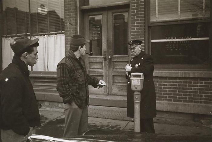 59ad111c53d0b vintage photographs new york street life stanley kubrick 03 59a94323aed99  700 - Fotos de Stanley Kubrick com 17 anos revela que ele sempre foi um gênio