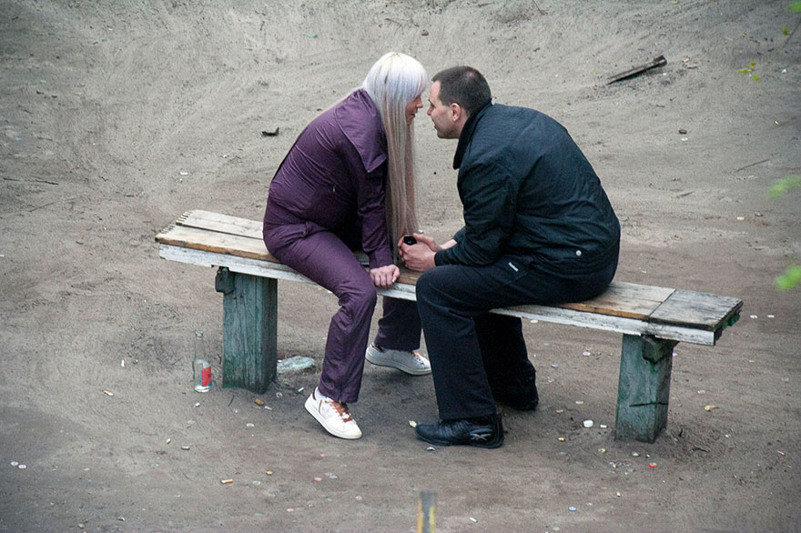 5a6edf4a972d6 life on park bench photo series kiev ukraine yevhen kotenko 11 5a6add2de3502  880 - Na mesma praça, no mesmo banco! Veja que inusitado...