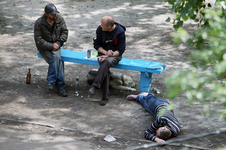 5a6edf4af3296 life on park bench photo series kiev ukraine yevhen kotenko 7 5a6add35d87f7  880 - Na mesma praça, no mesmo banco! Veja que inusitado...