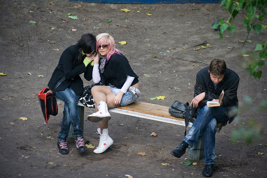 5a6edf4b5b1b3 life on park bench photo series kiev ukraine yevhen kotenko 9 5a6add42b5c60  880 - Na mesma praça, no mesmo banco! Veja que inusitado...