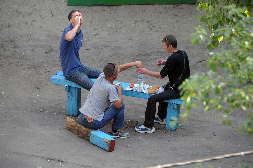 5a6edf4c12345 life on park bench photo series kiev ukraine yevhen kotenko 16 5a6add5942f38  880 - Na mesma praça, no mesmo banco! Veja que inusitado...