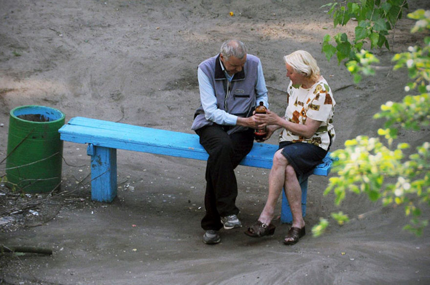 5a6edf4d263bb life on park bench photo series kiev ukraine yevhen kotenko 5 5a6add7179238  880 - Na mesma praça, no mesmo banco! Veja que inusitado...
