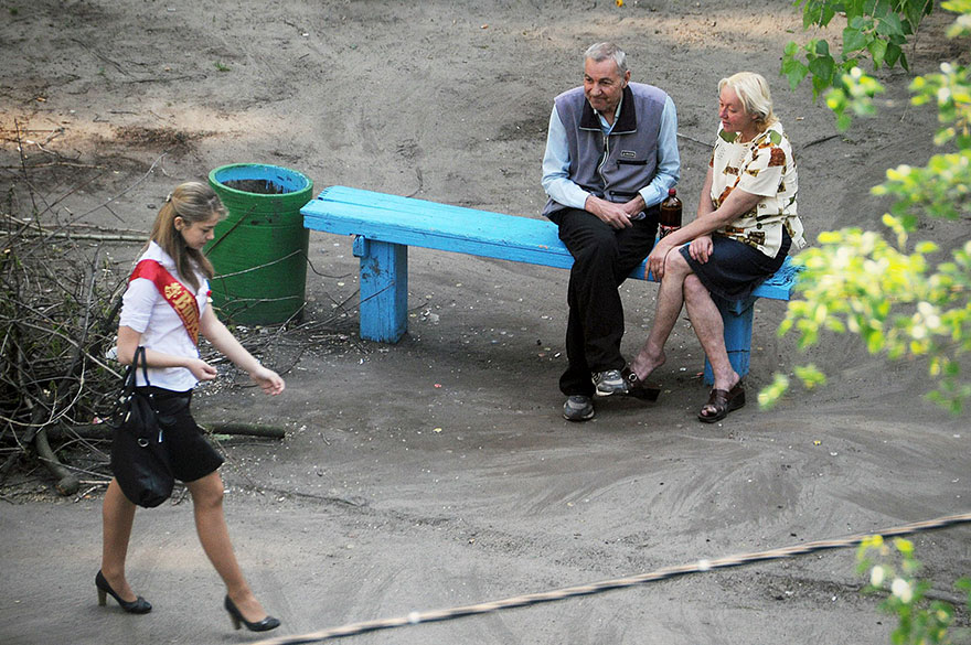 5a6edf4d7c38a life on park bench photo series kiev ukraine yevhen kotenko 4 5a6add760c1b3  880 - Na mesma praça, no mesmo banco! Veja que inusitado...