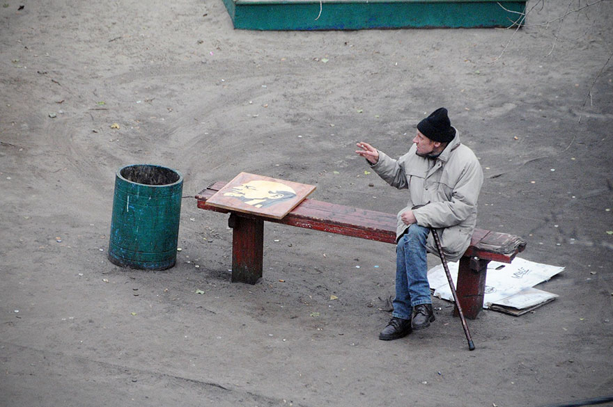 5a6edf4dd1bef life on park bench photo series kiev ukraine yevhen kotenko 6 5a6add8140334  880 - Na mesma praça, no mesmo banco! Veja que inusitado...