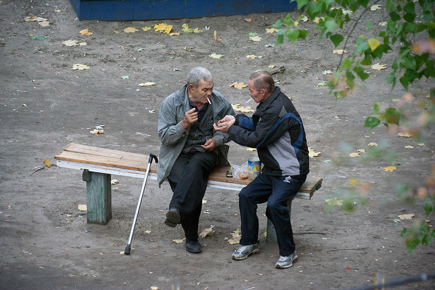 5a6edf4e327b4 life on park bench photo series kiev ukraine yevhen kotenko 12 5a6add8946530  880 - Na mesma praça, no mesmo banco! Veja que inusitado...