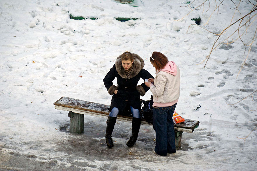 5a6edf4eed524 life on park bench photo series kiev ukraine yevhen kotenko 17 5a6add9a7c163  880 - Na mesma praça, no mesmo banco! Veja que inusitado...