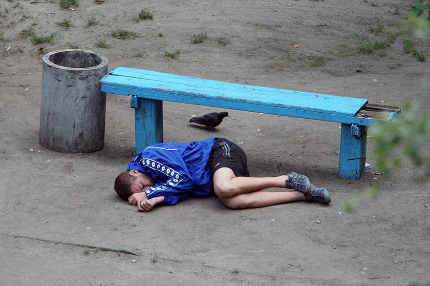 5a6edf4fa813d life on park bench photo series kiev ukraine yevhen kotenko 8 5a6adda6a3544  880 - Na mesma praça, no mesmo banco! Veja que inusitado...