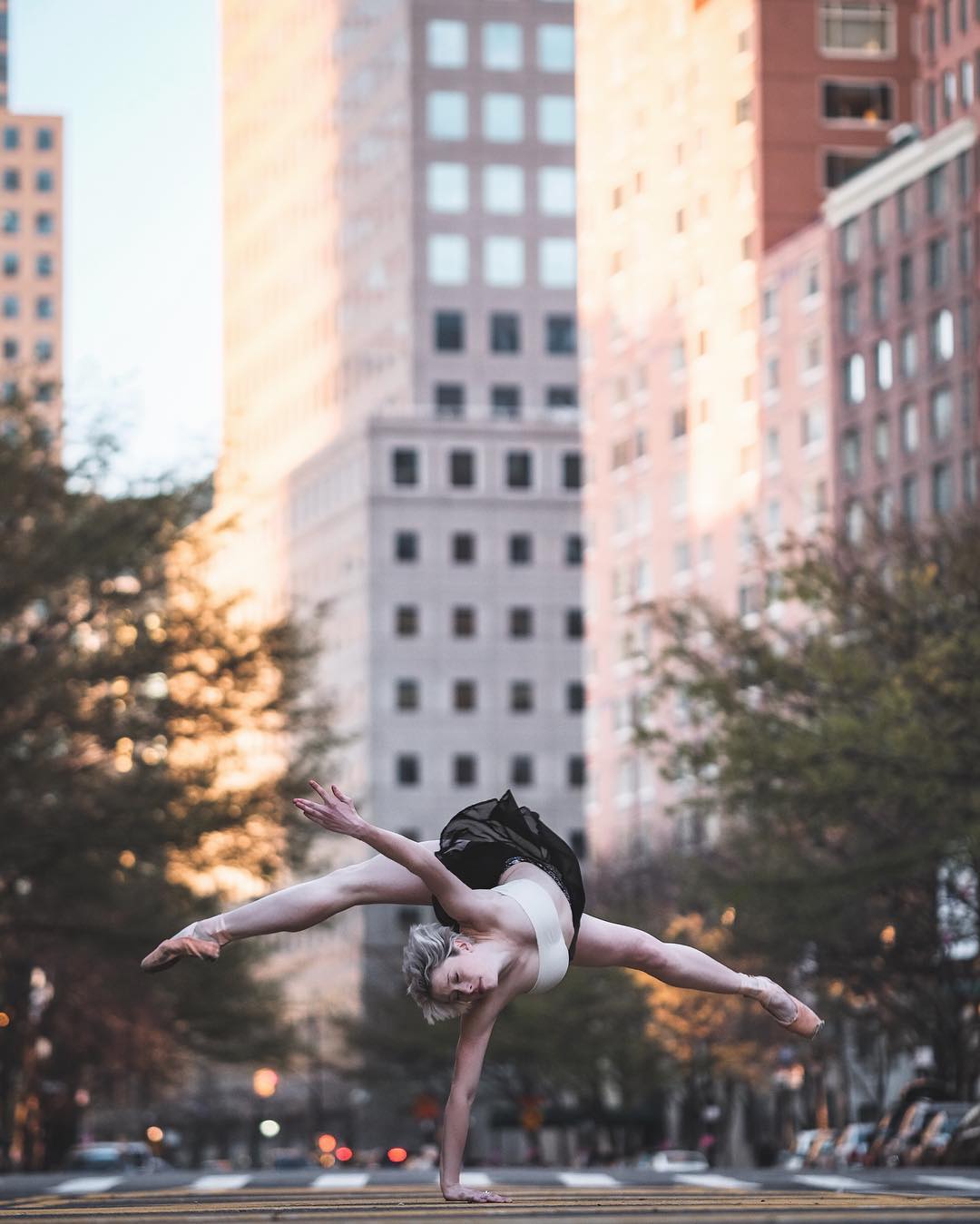 omarzrobles 12531050 1533755623595224 1567521929 n 2 - Dançarinos de balé praticam seus movimentos nas ruas para foto