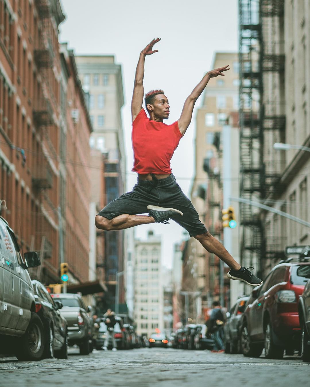 omarzrobles 12724813 879811205450865 1214080997 n 2 - Dançarinos de balé praticam seus movimentos nas ruas para foto