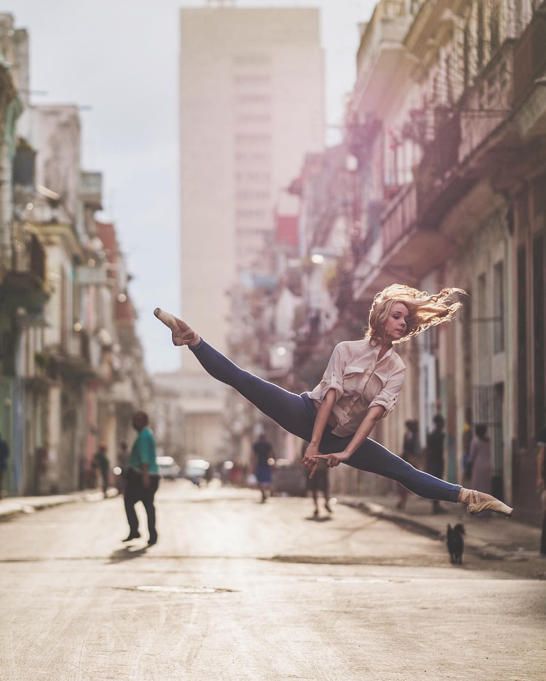 omarzrobles 12918016 1698049010465727 168464247 n 1 - Dançarinos de balé praticam seus movimentos nas ruas para foto