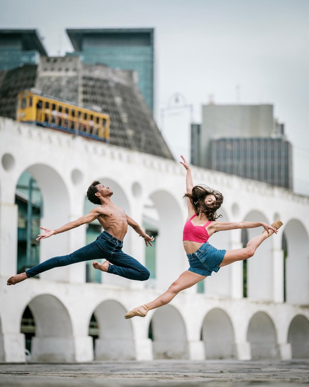 omarzrobles 27582139 1508008729506566 6295001066006118400 n - Dançarinos de balé praticam seus movimentos nas ruas para foto