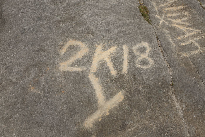5b236f6eb1629 brimham rock york moors vandalism north yorkshire 5b22295679ca9  700 - Adolescentes destroem 320 milhões de anos de história em poucos segundos