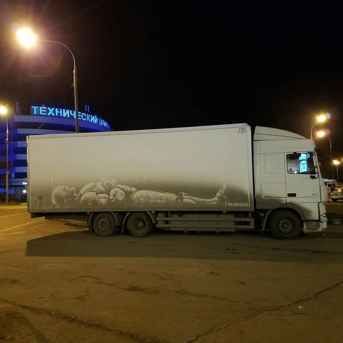 5b39dc0e8517e Russian artist continues to turn cars and dirty roads into art 5b3583bb87d9b  700 - Não tem água para lavar seu carro? Ele tem a solução