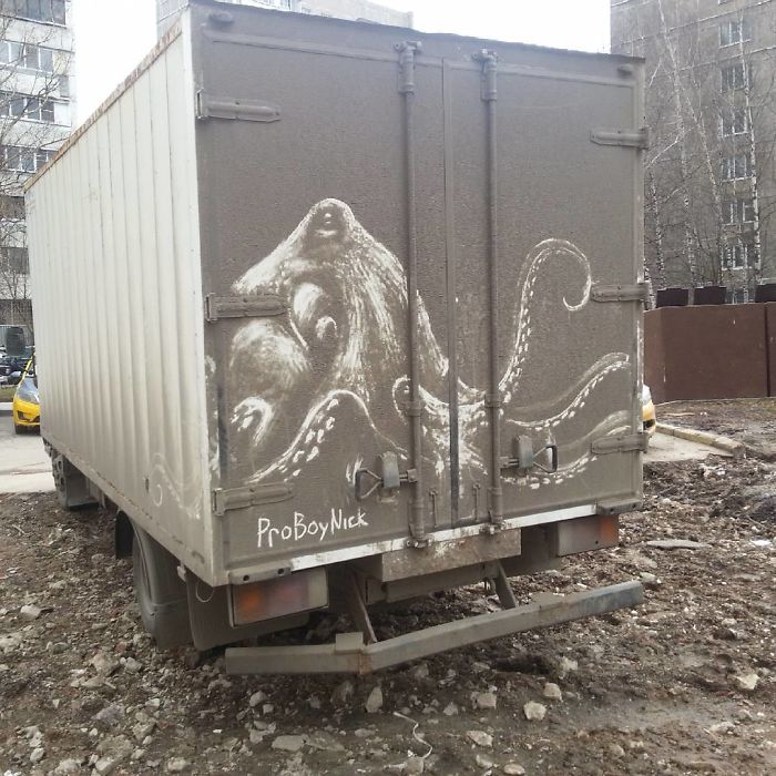 5b39dc0f4db4b Russian artist continues to turn cars and dirty roads into art 5b35833991bb1  700 - Não tem água para lavar seu carro? Ele tem a solução