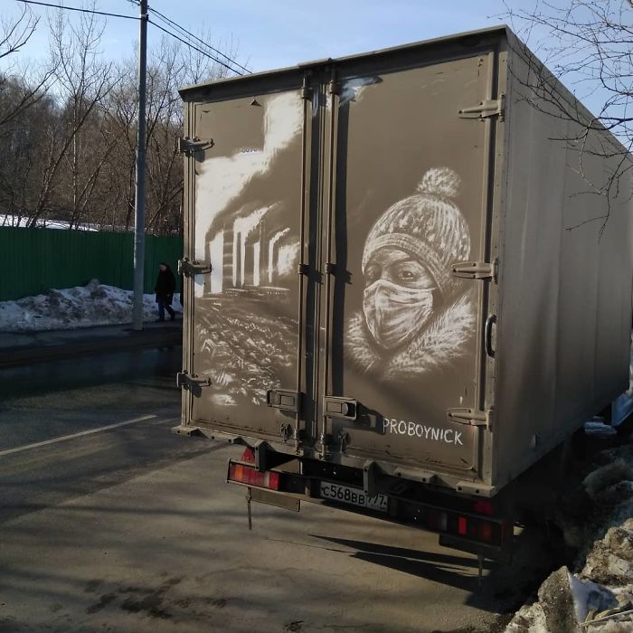 5b39dc0f78253 Russian artist continues to turn cars and dirty roads into art 5b3583b1ac634  700 - Não tem água para lavar seu carro? Ele tem a solução