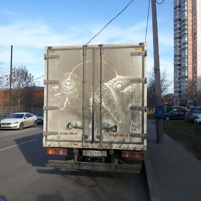 5b39dc0f9ec90 Russian artist continues to turn cars and dirty roads into art 5b3583425aa7e  700 - Não tem água para lavar seu carro? Ele tem a solução