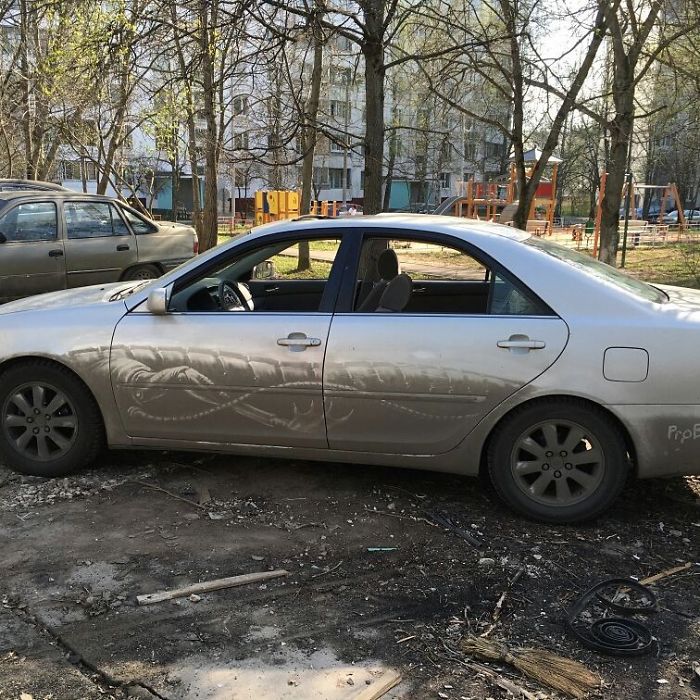 5b39dc0fe6ced Russian artist continues to turn cars and dirty roads into art 5b358378a20bf  700 - Não tem água para lavar seu carro? Ele tem a solução