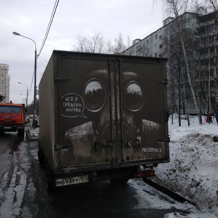 5b39dc106ca2c Russian artist continues to turn cars and dirty roads into art 5b3583ae933bd  700 - Não tem água para lavar seu carro? Ele tem a solução