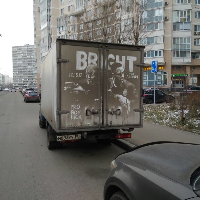 5b39dc109047e Russian artist continues to turn cars and dirty roads into art 5b35837bcc6a2  700 - Não tem água para lavar seu carro? Ele tem a solução