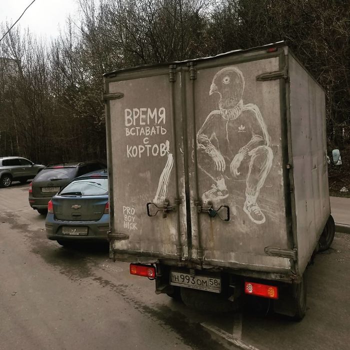 5b39dc10b3ca9 Russian artist continues to turn cars and dirty roads into art 5b3583b95596c  700 - Não tem água para lavar seu carro? Ele tem a solução