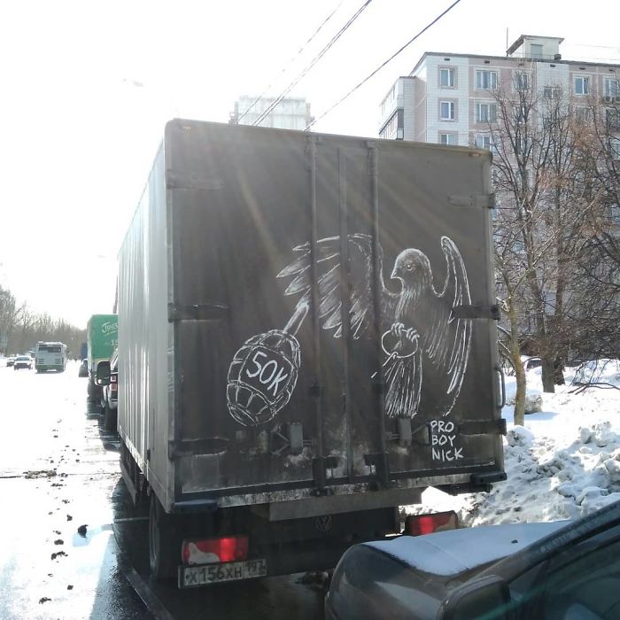 5b39dc10da442 Russian artist continues to turn cars and dirty roads into art 5b3583b5ac255  700 - Não tem água para lavar seu carro? Ele tem a solução