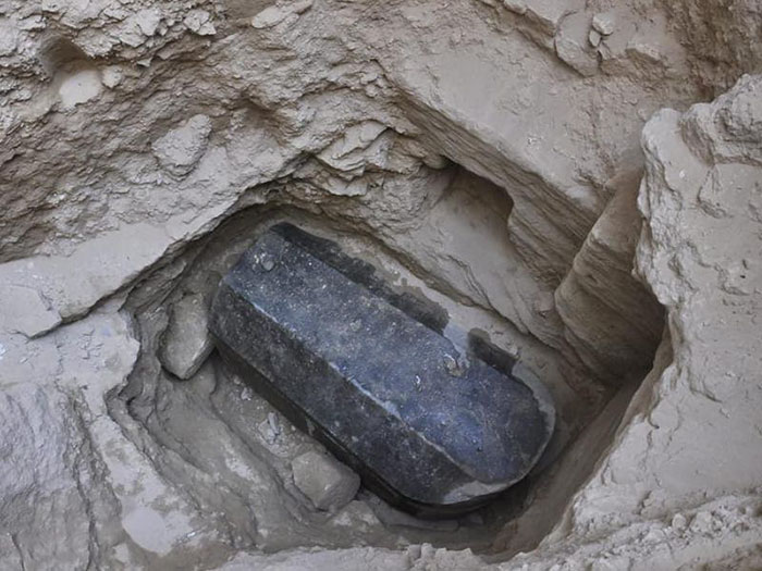 5b488ecd2979c sealed black sarcophagus discovered egypt 5b470f40459f7  700 - Veja o momento em que egípcios abrem um sarcófago de 2.500 anos
