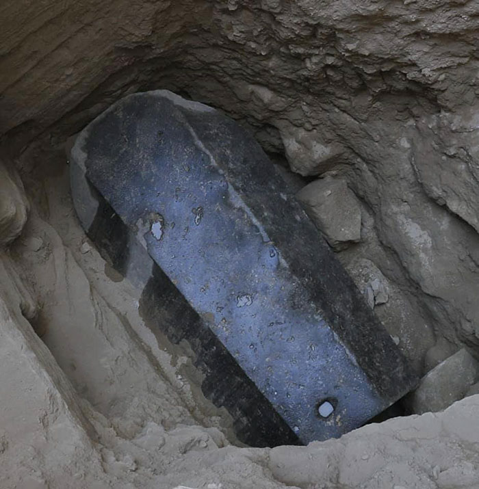 5b488ecdc5832 sealed black sarcophagus discovered egypt 5b46ff26e435f  700 - Veja o momento em que egípcios abrem um sarcófago de 2.500 anos